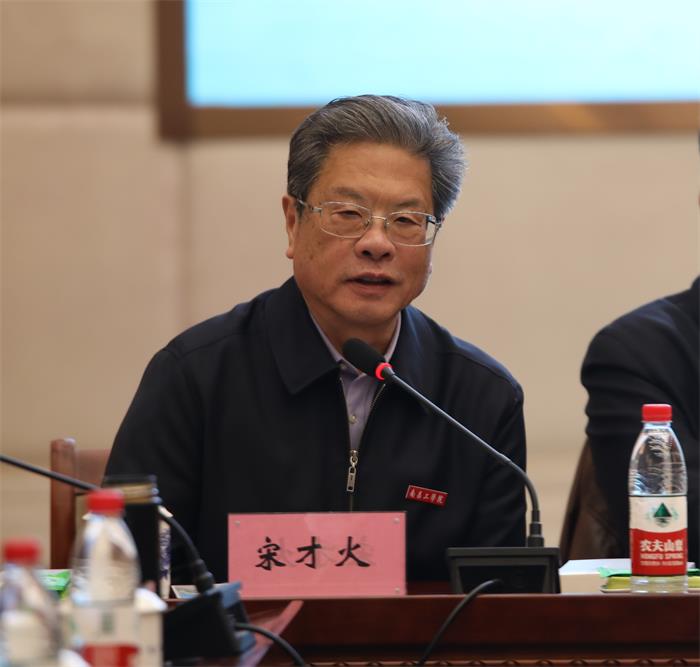 宋才火在致辞中对新时代江西文学沙龙在南昌工学院的举办以及各位领导